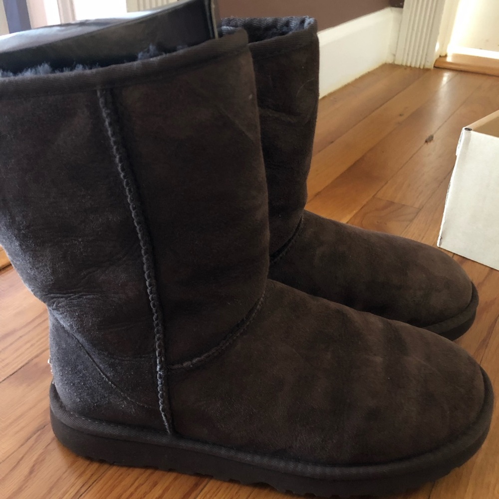 UGGS classic short boot in chocolate brown